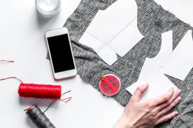 masaüstü tasarımcı giysileri ve araçlar üst görünüm maketi