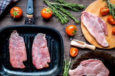 Ahşap arka plan manzaralı biftek hazırlayan restoran mutfağı.