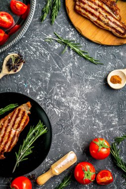 Biftek hazırlayan restoran mutfağı üst görünüm alanı metin için