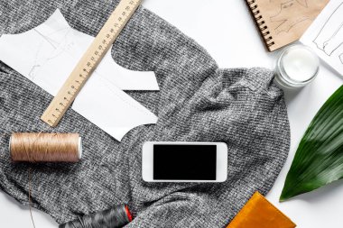 masaüstü tasarımcı giysileri ve araçlar üst görünüm maketi