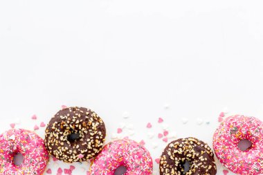 Çörekler beyaz arkaplanda düz konum deseni, üst görünüm