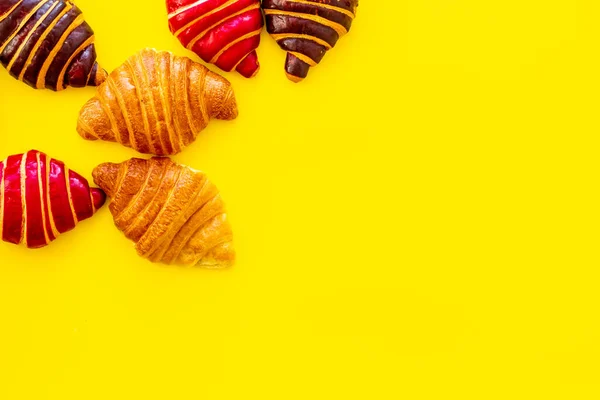 Set Croissants - Schokolade, Beere, Klassik - auf gelbem Hintergrund von oben — Stockfoto