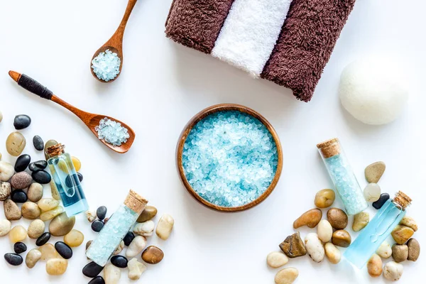 Spa set van blauw zeezout, cosmetische klei en aromaolie. Bovenaanzicht — Stockfoto