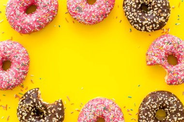 Donut çerçevesi, krema ve serpiştirme, genel manzara. Renkli fırın