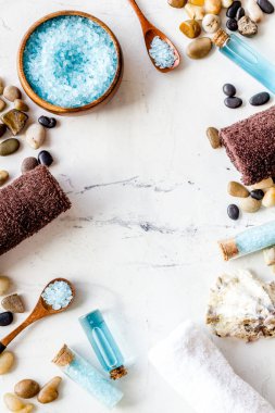 Deniz tuzu ve taşlarla kaplıca kozmetik ürünleri çerçevesi