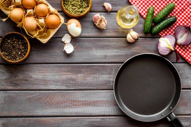 Ekmek, ekmek ve patatesle dolu köy yemeği masasının üstünde.