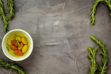 Aperatif. Kâsede yeşil ve siyah zeytin, metin için biberiye üst görünüm alanı