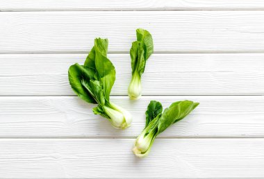 Bok choy beyaz ahşap arka planda tepeden aşağı