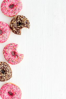 Renkli çörekler pembe ve çikolatalı krema. Fırının düz yatağı, yukarısı manzaralı.