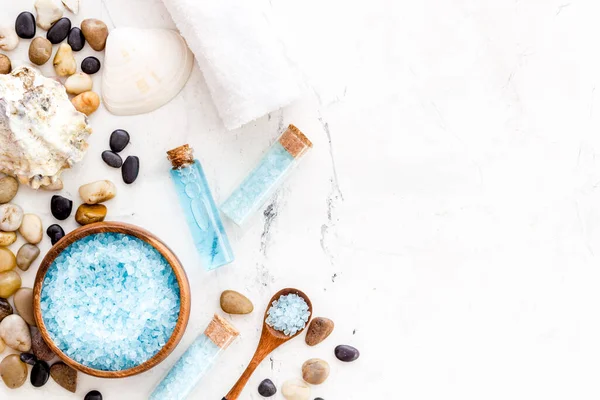 Spa seti mavi deniz tuzu, kozmetik kil ve aroma yağı. Üst görünüm