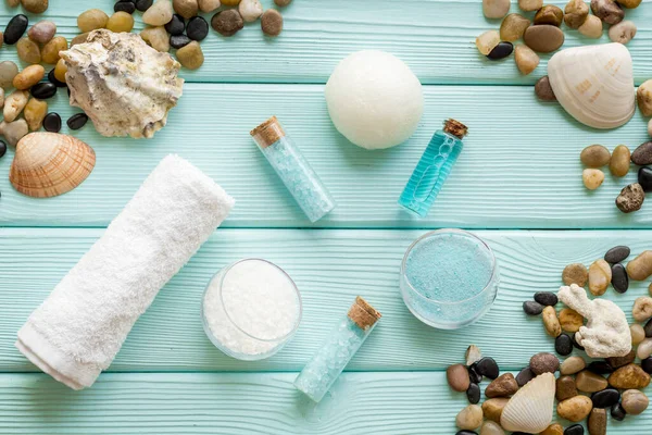 Spa behandelingen set met zee cosmetica - zout en aroma olie. Bovenaanzicht — Stockfoto
