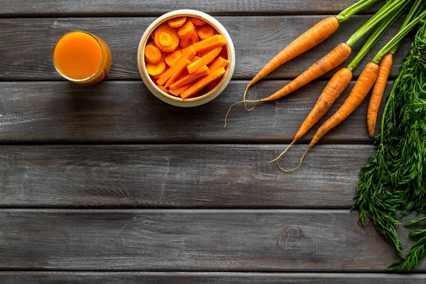 Havuç - dilimler, meyve suyu, yeşil tepeler - tepeden tırnağa kopyalama alanı