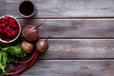 Pancar hasadının en üst görüntüsü. Metin için yeşil üstler, dilimler, meyve suyu boşluğu