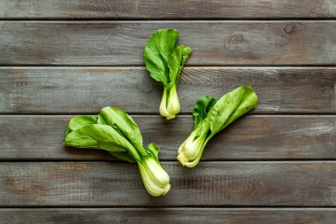 Tahta arka planda bok choy üst görünümü