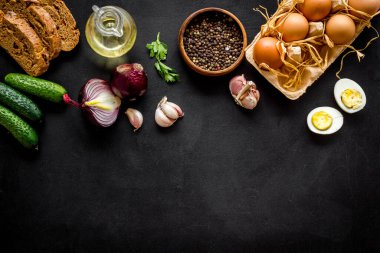 Taze ev yapımı yemek masası. Yumurta, ekmek, patates.