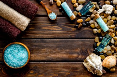 Spa seti ve deniz kabukları ile güzellik ve moda konsepti