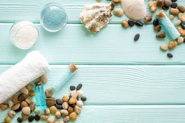 Deniz tuzu ve aroma vücut yağıyla ev yapımı aromalı kozmetik.