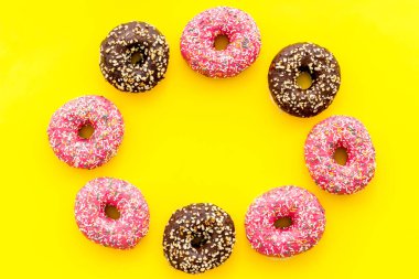 Donut çerçevesi, krema ve serpiştirme, genel manzara. Renkli fırın