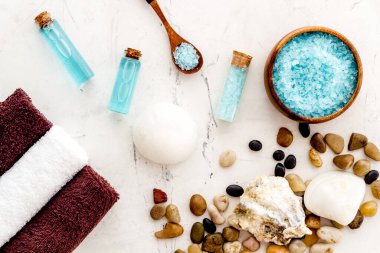 Deniz kozmetikleriyle hazırlanmış spa tedavileri. Tuz ve aroma yağı. Üst görünüm