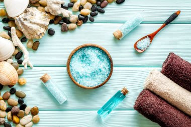 Deniz kozmetikleriyle hazırlanmış spa tedavileri. Tuz ve aroma yağı. Üst görünüm