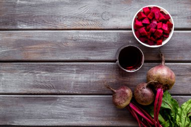 Pancar - dilimler, taze meyve suyu, yeşil üstler - fotokopi uzayından