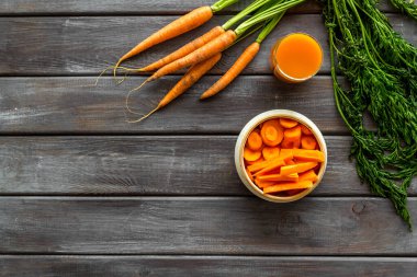 Havuç dilimleri, taze meyve suyu, sebzeler, en üstteki yeşil manzaralı fotokopi alanı.