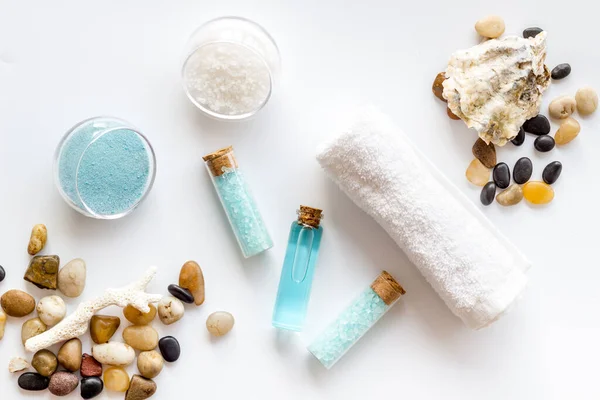 Hausgemachte Aromakosmetik mit Meersalz und Aroma-Körperöl — Stockfoto