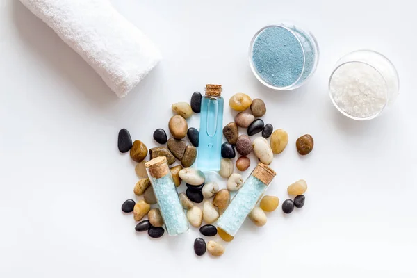 Spa setzt Maßstäbe für Meereskosmetik - Aromaöl und blaues Salz. Ansicht von oben — Stockfoto