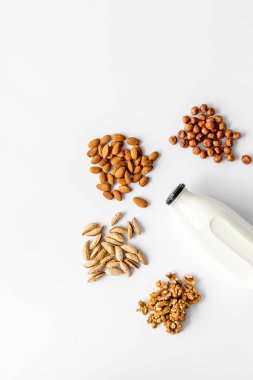 Sütsüz süt, badem fındıklı ceviz. Üst görünüm, alanı kopyala