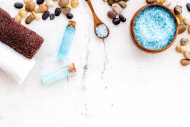 Deniz kozmetikleriyle hazırlanmış spa tedavileri. Tuz ve aroma yağı. Üst görünüm