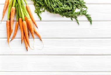 Havuç - taze, yapraklı - beyaz arkaplanda üst görünüm kopyalama alanı