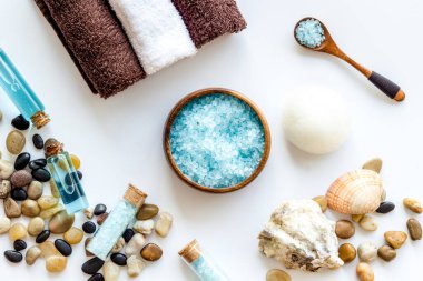 Kozmetik ürünlerinden oluşan spa seti. Aroma yağı ve mavi tuz. Görünümün üstünde