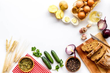 Taze ev yapımı yiyeceklerle dolu yemek masası. Yumurta, ekmek, patates. Genel Görünüm