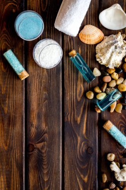 Spa seti mavi deniz tuzu, kozmetik kil ve aroma yağı. Üst görünüm