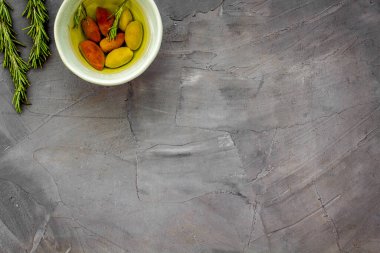 Aperatif. Kâsede yeşil ve siyah zeytin, metin için biberiye üst görünüm alanı