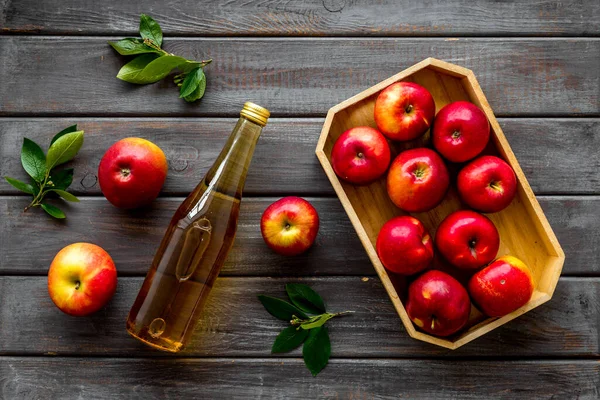 Vinagre de sidra de manzana en botella con vista superior de frutas — Foto de Stock