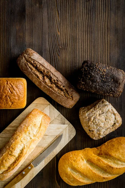 Diferentes tipos de pan fresco en la mesa de la cocina vista superior espacio para el texto —  Fotos de Stock