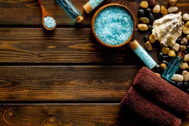 Deniz kozmetikleriyle hazırlanmış spa tedavileri. Tuz ve aroma yağı. Üst görünüm