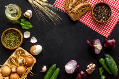 Gıda geçmişi çerçevesi. Taze ev yapımı yemekli yemek masası. Üst görünüm