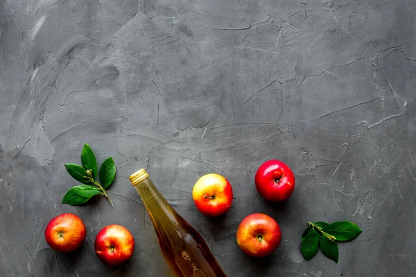Vinagre de sidra de manzana en botella con vista superior de frutas — Foto de Stock