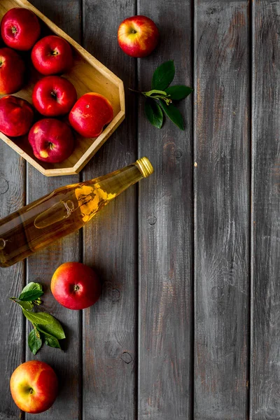 Botella de vinagre orgánico de manzana o sidra. Vista superior, espacio de copia — Foto de Stock