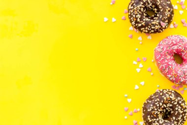 Sarı arka planda düz çörekler, üst görünüm