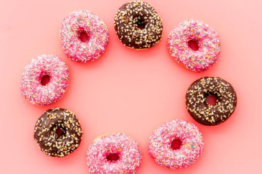 Donut çerçevesi, krema ve serpiştirme, genel manzara. Renkli fırın