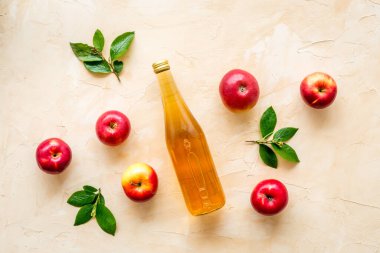 Kırmızı elmalı bir şişe sirke. Üst görünüm, alanı kopyala