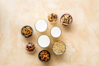 Badem, fındık, şişede ceviz yulafı sütü - üst manzara