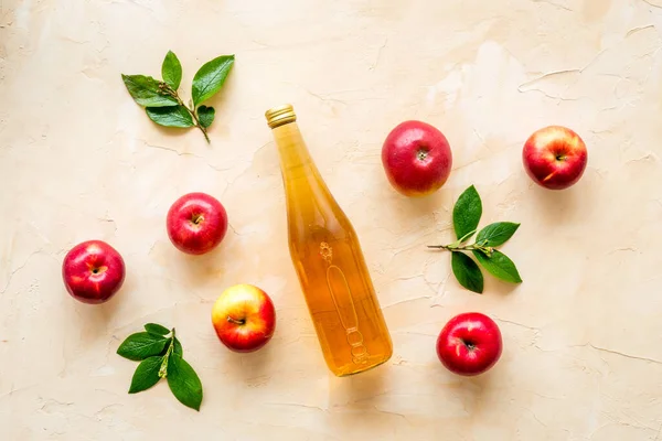 Botella de vinagre con manzanas rojas. Vista superior, espacio de copia — Foto de Stock