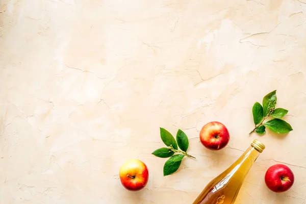 Botella de vinagre orgánico de manzana o sidra. Vista superior, espacio de copia — Foto de Stock