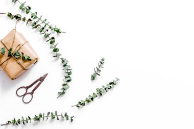 Beyaz arkaplan görünümlü çiçekli kutuda mevcut tasarım