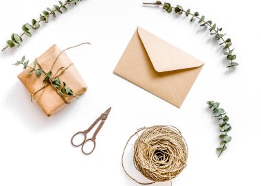 Beyaz arkaplan görünümünde tatil için hediye paketleme kavramı