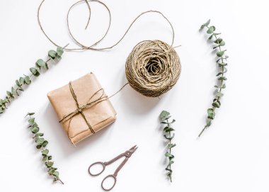 Beyaz arkaplan görünümlü çiçekli kutuda mevcut tasarım